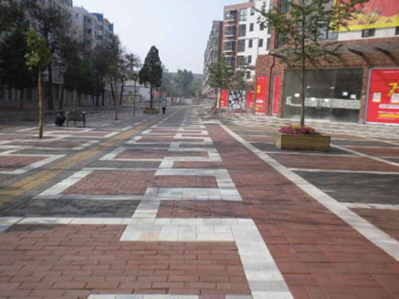 新建的临街道板路面